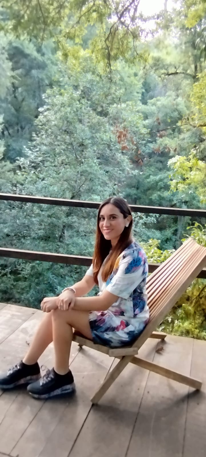 Viridiana Espinoza sentada en un entorno natural